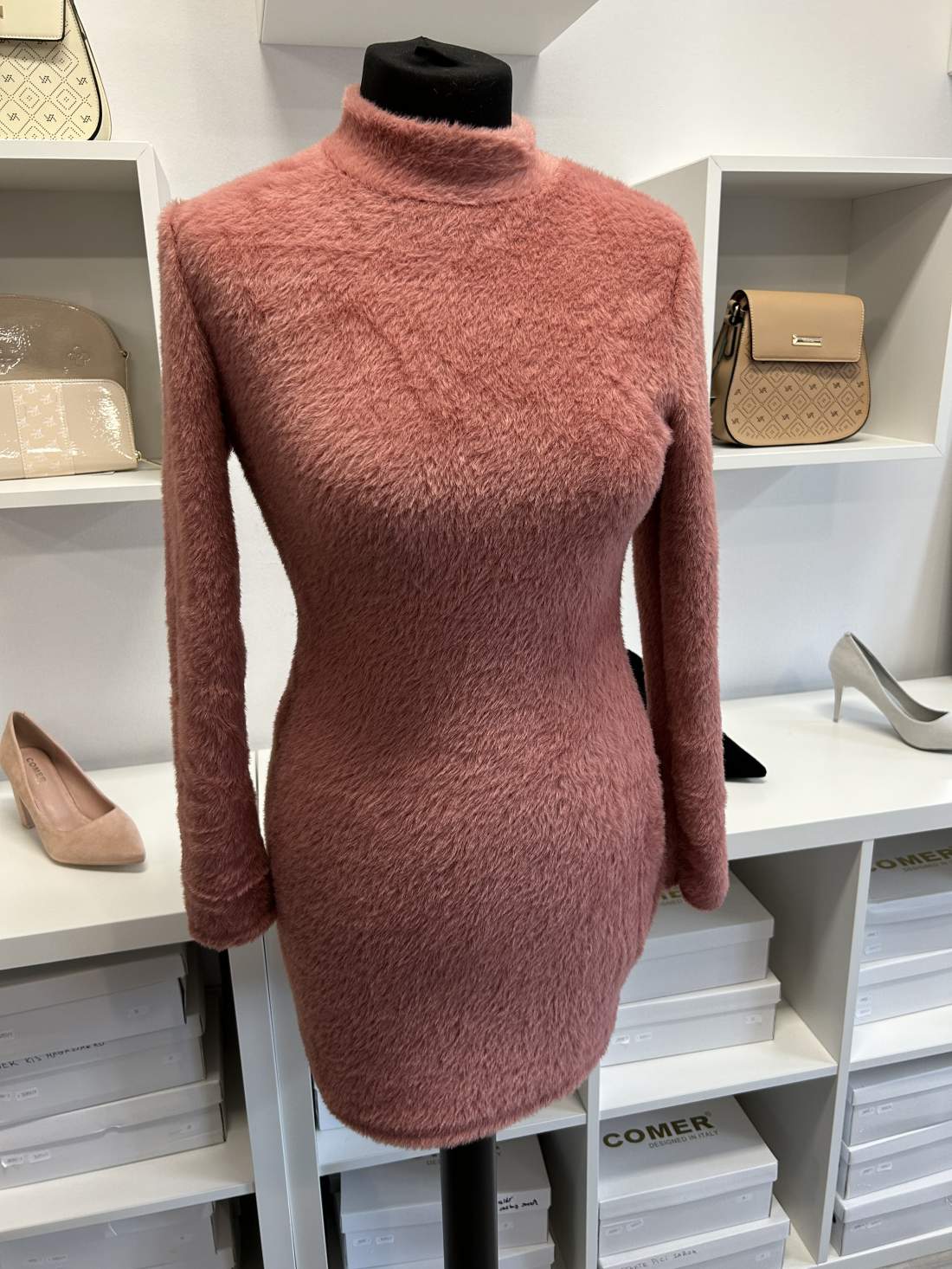 Rózsaszín szörmés pulóver